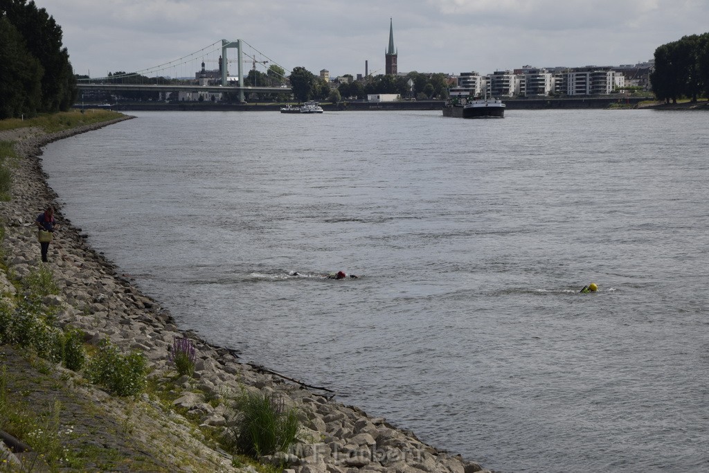 Uebung BF Taucher und Presse Koeln Zoobruecke Rhein P165.JPG - Miklos Laubert